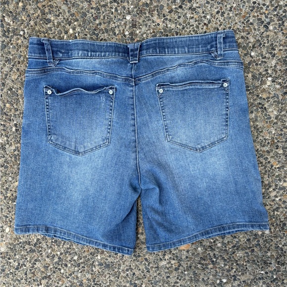 ☀️Nordstrom Wit & Wisdom EUC Ab-Solution Jean Shorts Size 12 Slight Distress - Picture 3 of 5